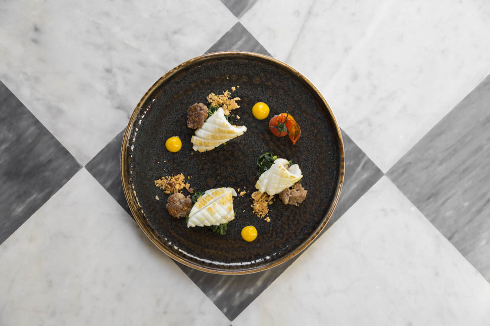 Calamari Salsiccia e Friarielli Crema di Carote allo Zenzero Tarallo Napoletano e Polvere di Pomodoro