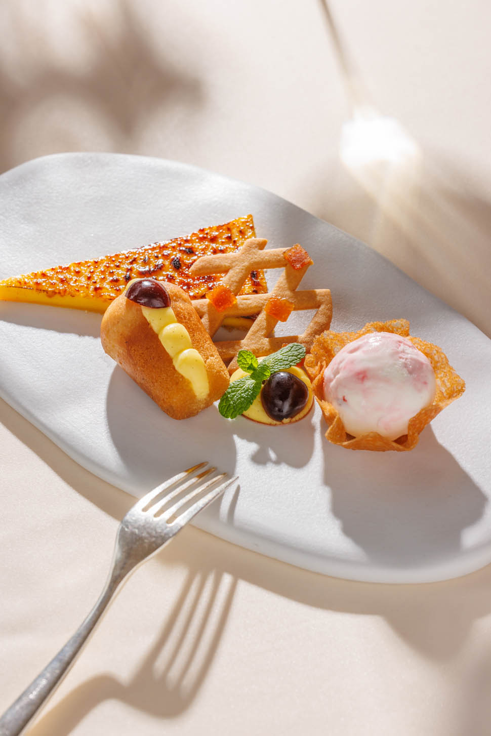 Creme brulee alla pastiera baba al rum e gelato variegato alle amarene PRINCIPEDISAVOIA