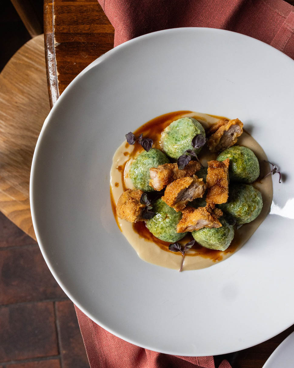 L Ortone Gnudi di ricotta di pecora e bietole su crema di zolfini animelle di vitello fritte e fondo di manzo