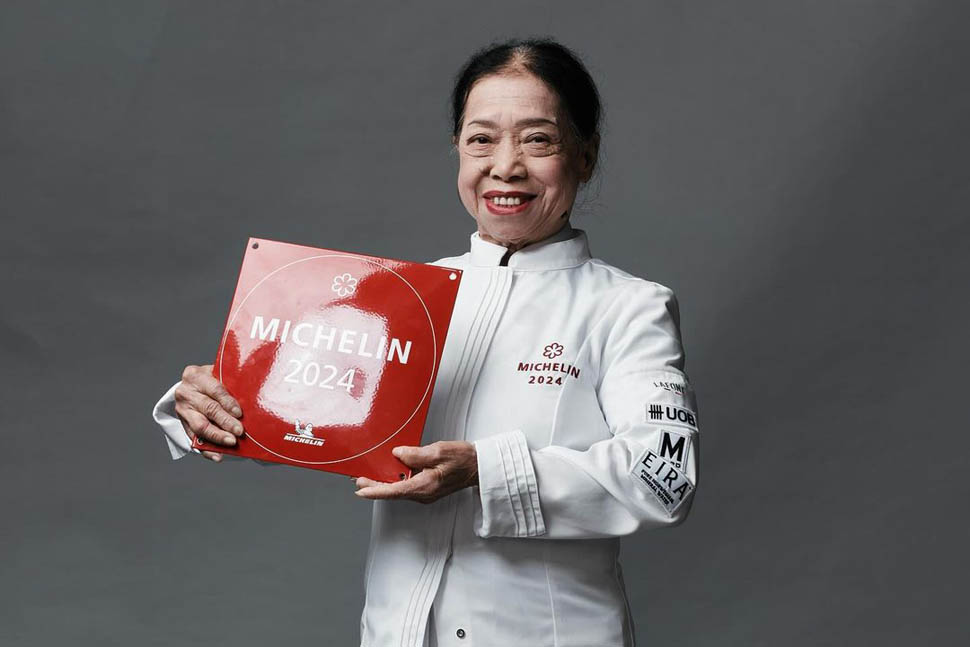 La chef thailandese Jay Fai con la targa della Stella Michelin 2024 1