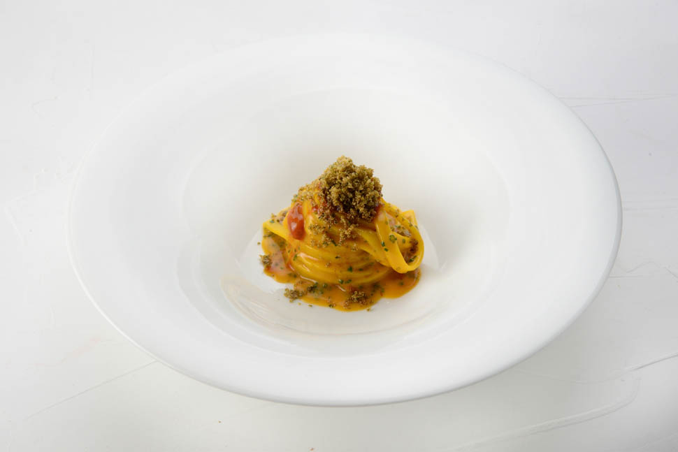 Linguine ai ricci zafferano di Quiliano amaranto soffiato 1Chef Simone PerataA Spurcacciuna Savona