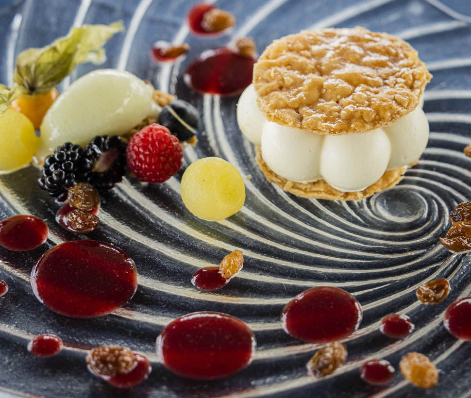 Mousse alla mela e il suo gelato cialda croccante uvetta al Calvados e salsa al CassisOlimpo Sestri Levante