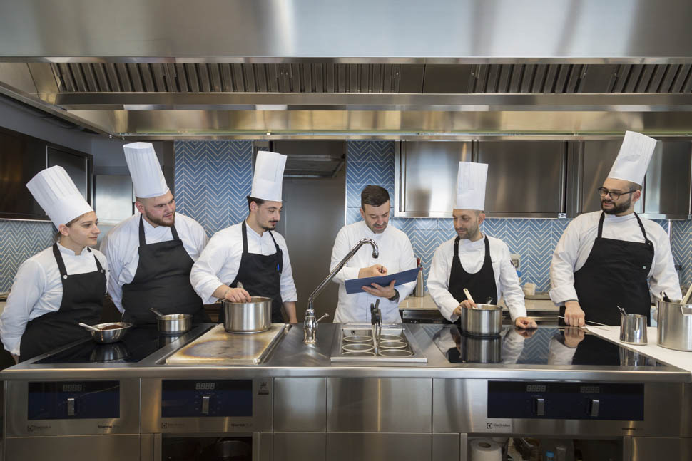 Oltremare Chef Alfonso Crisci con la sua brigata U6A4970 1