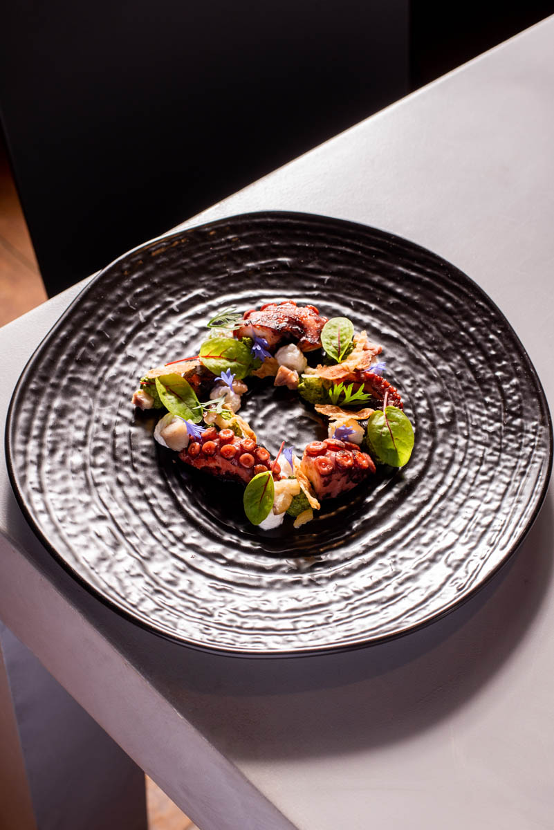 Polpo rosticciato salsa verde castagne prescinseua e guanciale croccante20tre genova