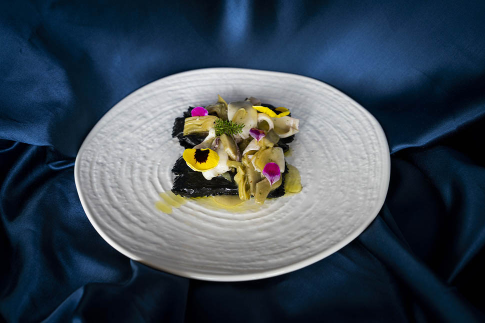 Ravioli neri ripieni di seppia al limone su crema di carciofiOlimpo Sestri Levante
