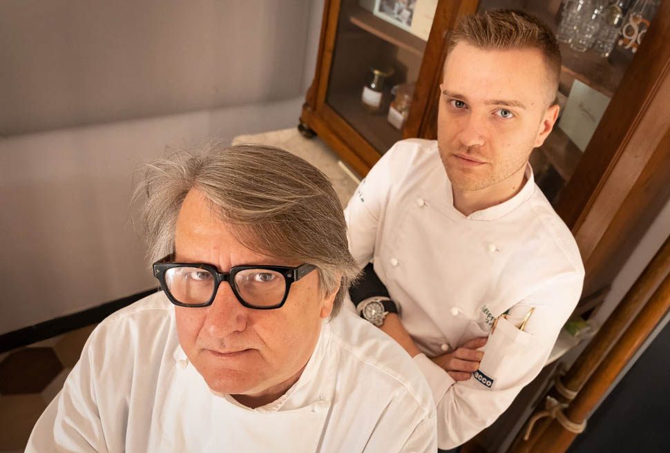 SANTA MARGHERITA Edo Ferrera Osteria O crediti fotografici di Benedetta BassanelliEdo Ferrera e il suo team a Osteria O Magazin