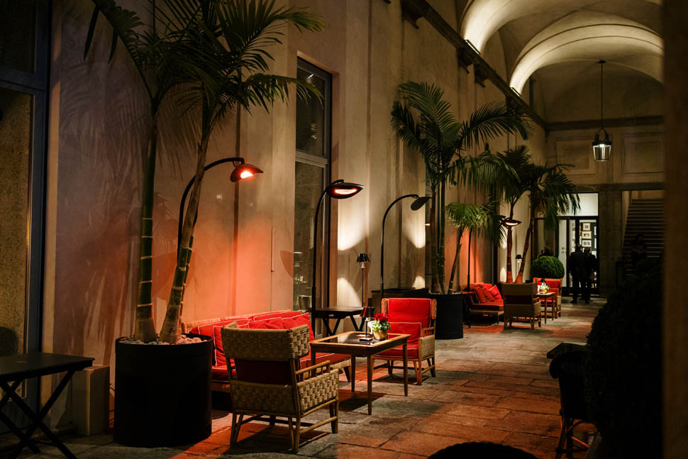 portrait milano piazza porticato night2