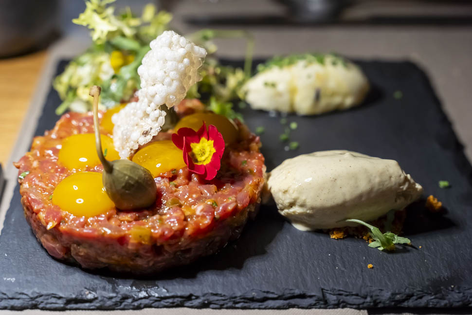 tartara di manzo tuorlo d uovo brioche gelato alla senape Foto Lorenzo Moreni